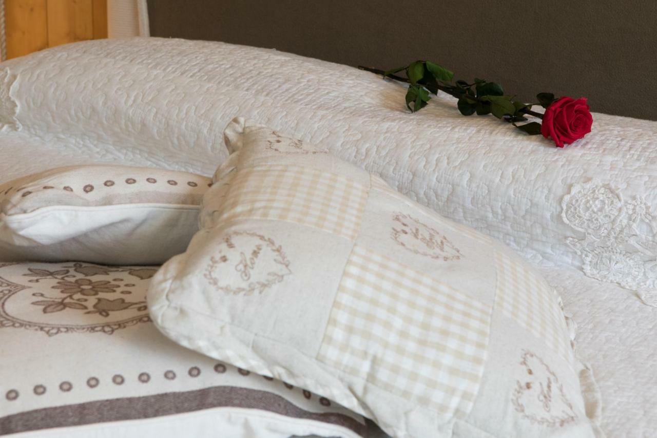 Le Joli Rosier Bed & Breakfast Nus Exterior photo